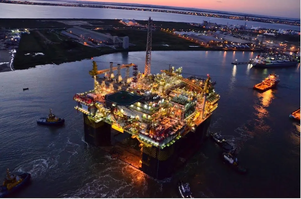 Plataforma da Petrobras ao entardecer