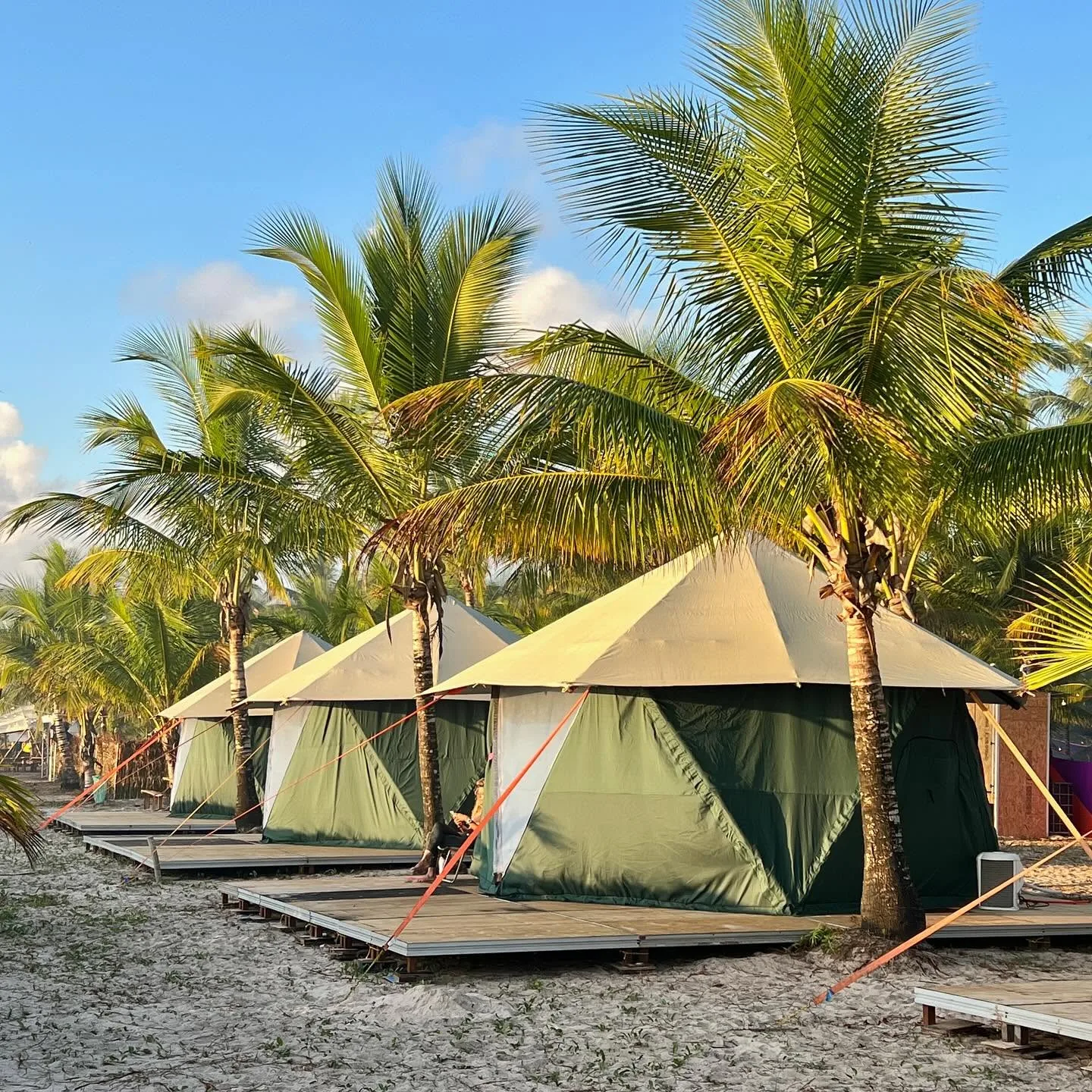 Tendas de glamping da Vila Mundo à beira-mar