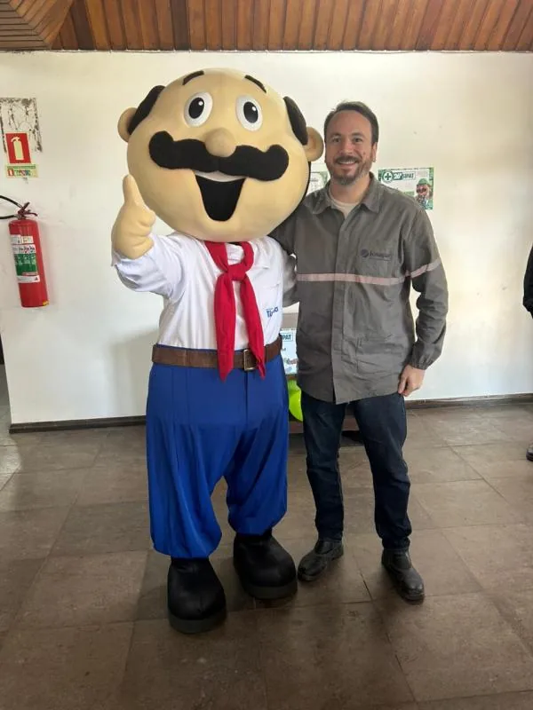 Colaborador da Josapar com o mascote