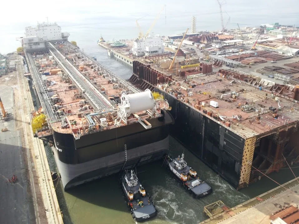 Vista aérea de estaleiro com navios em construção