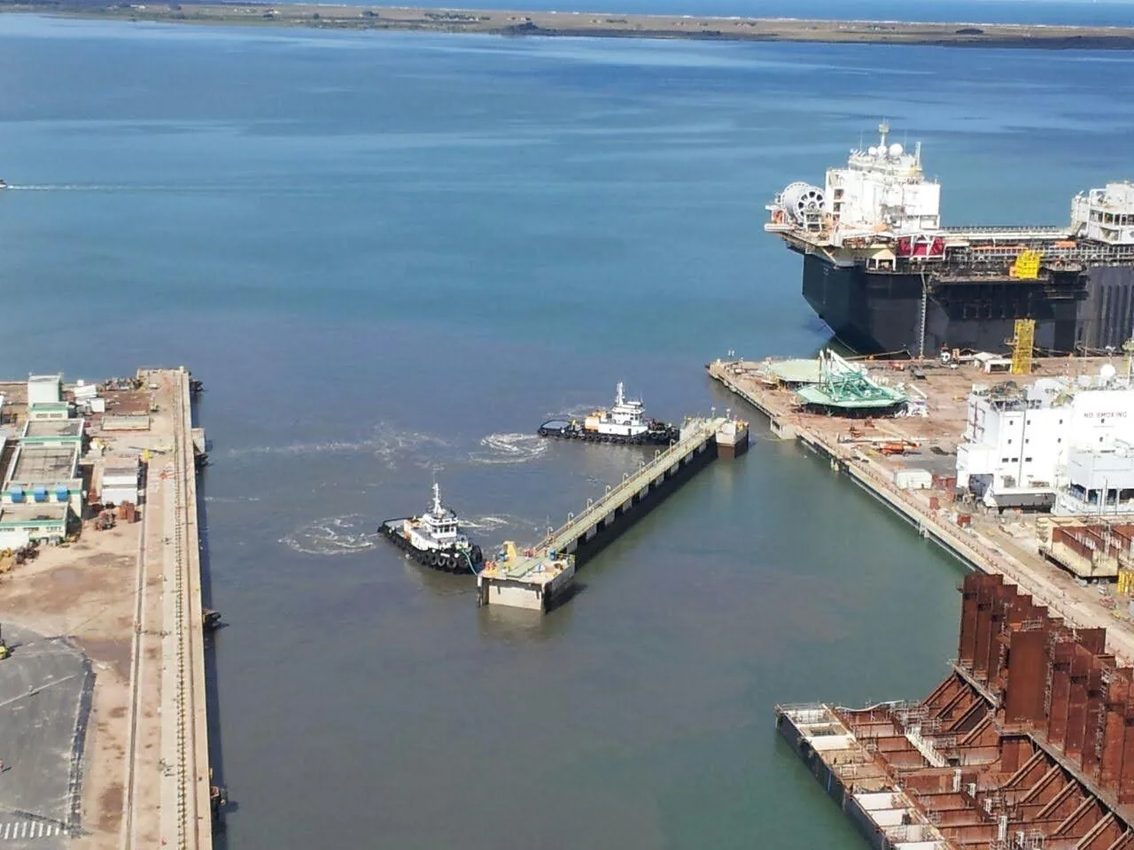 Navio atracado na doca do Estaleiro Rio Grande