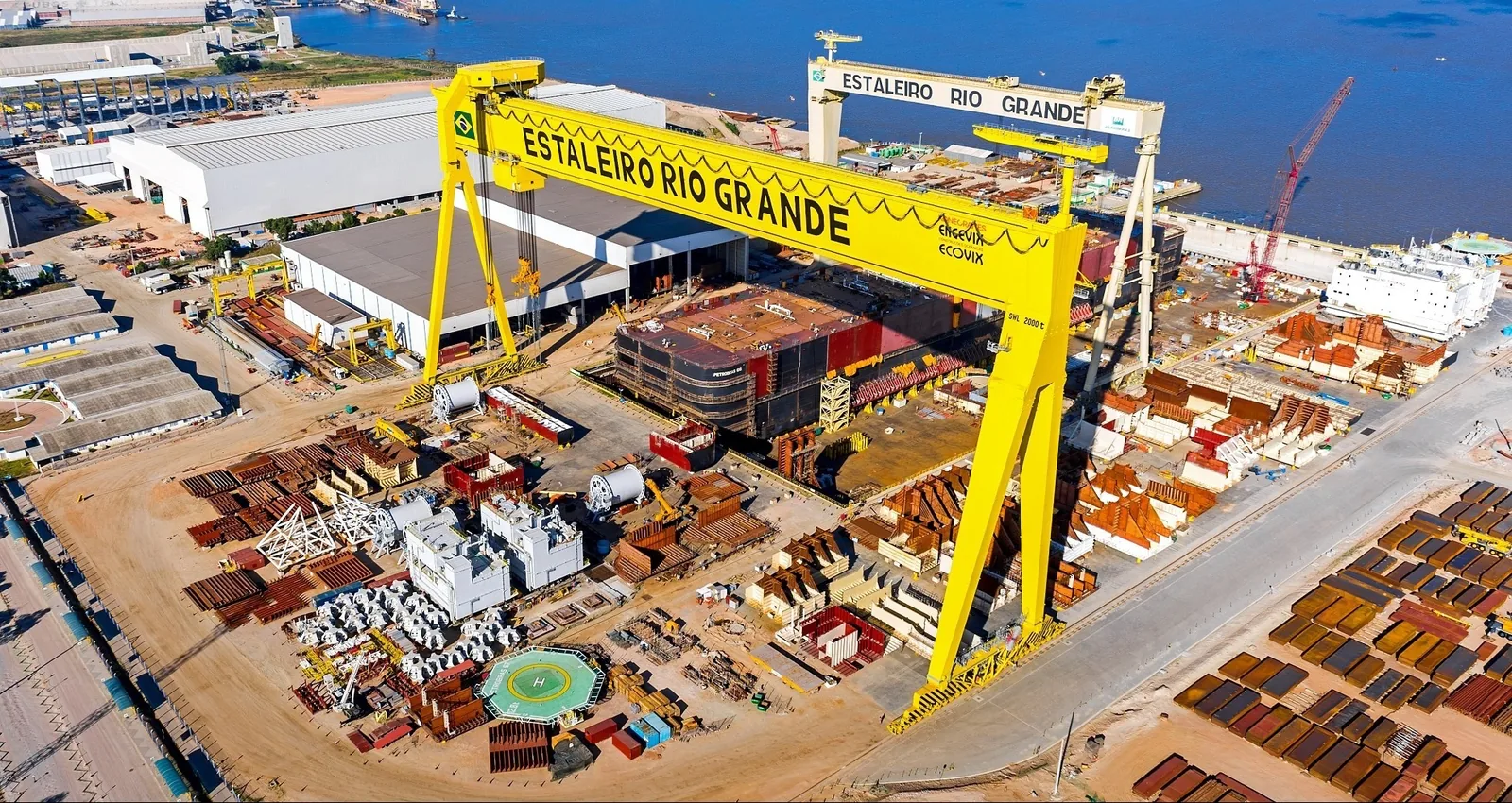 Estaleiro Rio Grande com navio em construção e guindastes