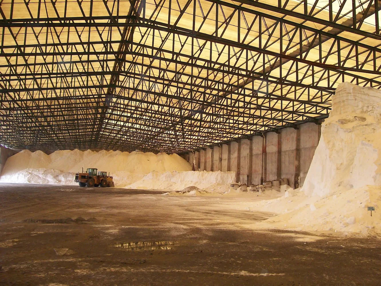 Galpão da Heringer com pilhas de fertilizante e pá carregadeira